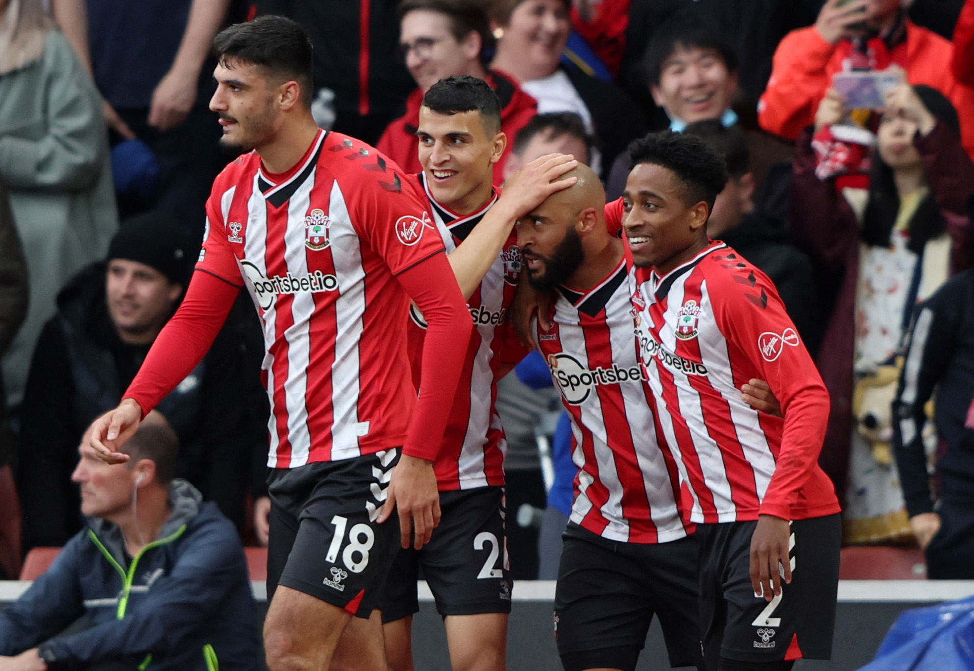 西媒：加西亚被阿拉维斯球员肘击后出现头晕，因此半场被换下（西媒：遭阿拉维斯球员肘击后头晕，加西亚半场提前退场）