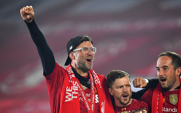 皇马点球让球迷愤怒，众记者也齐批：太丢人，姆巴佩不该罚进（皇马争议点球惹怒球迷，记者集体抨击：太丢人，姆巴佩不该将点球罚中）