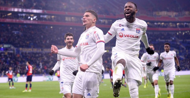 土超比赛双方在禁区里打架，裁判未吹停比赛导致主队打入空门（土超禁区内爆发冲突，裁判未鸣哨，主队趁机打进空门）