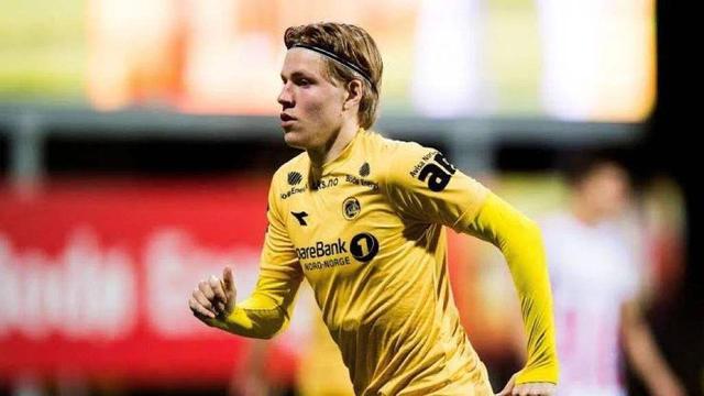 樊振东乒乓球欧冠首秀完胜，之后做出简约版C罗庆祝动作“Siu”（樊振东欧冠乒乓首秀横扫取胜，赛后做出简化版C罗“Siu”庆祝）