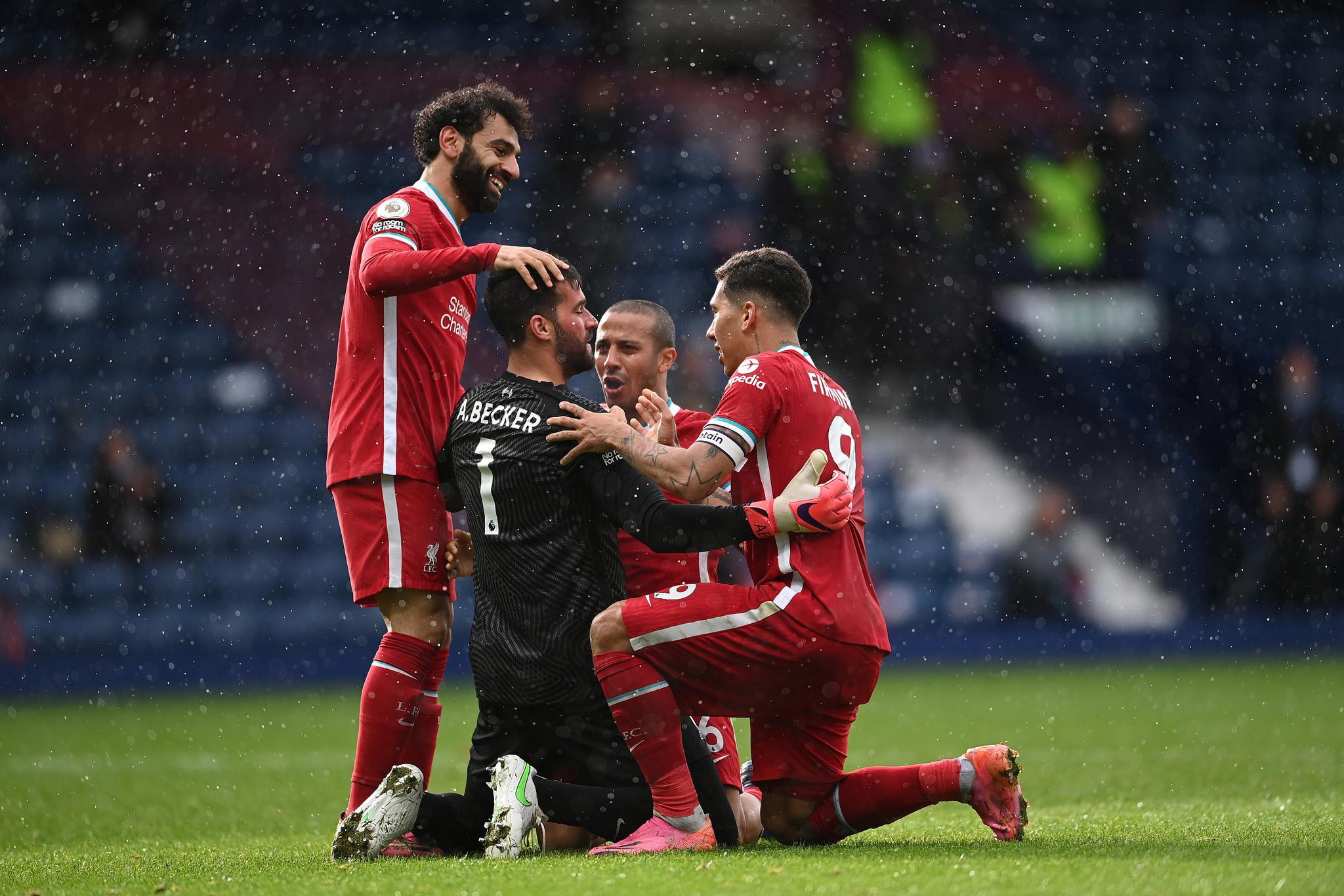 湖人詹姆斯关键三分锁定胜利（詹姆斯关键三分助湖人锁定胜局）