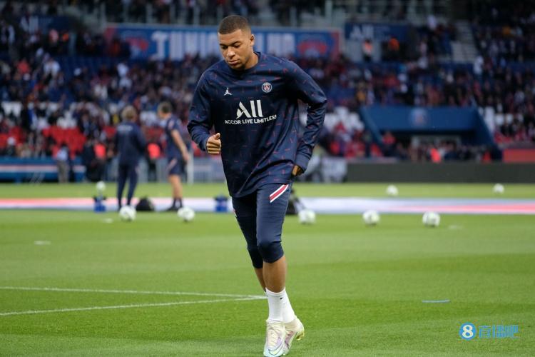 荣耀时刻，王燊超代表实现三连冠的上海海港捧起火神杯（高光时刻：王燊超代表三连冠上海海港高举火神杯）