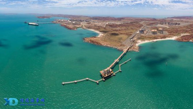 镜头扫到他，答案已经很明显（镜头一转，他就是答案）